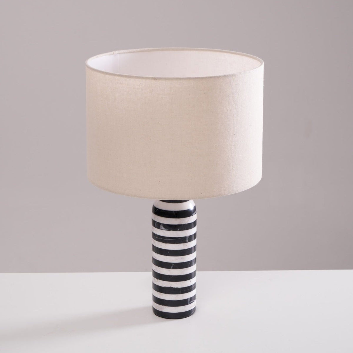 Avery lámpara de mesa contemporánea