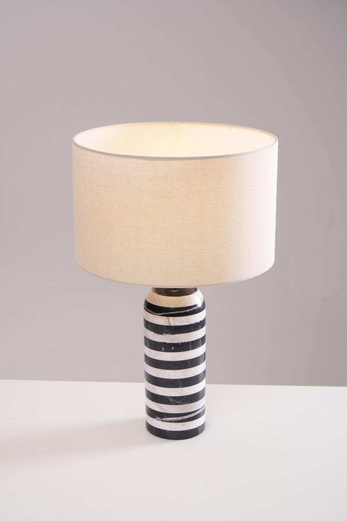 Avery lámpara de mesa contemporánea