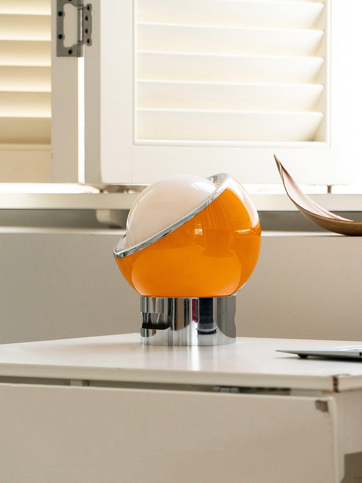 Halonce lámpara de mesa futurista de acero