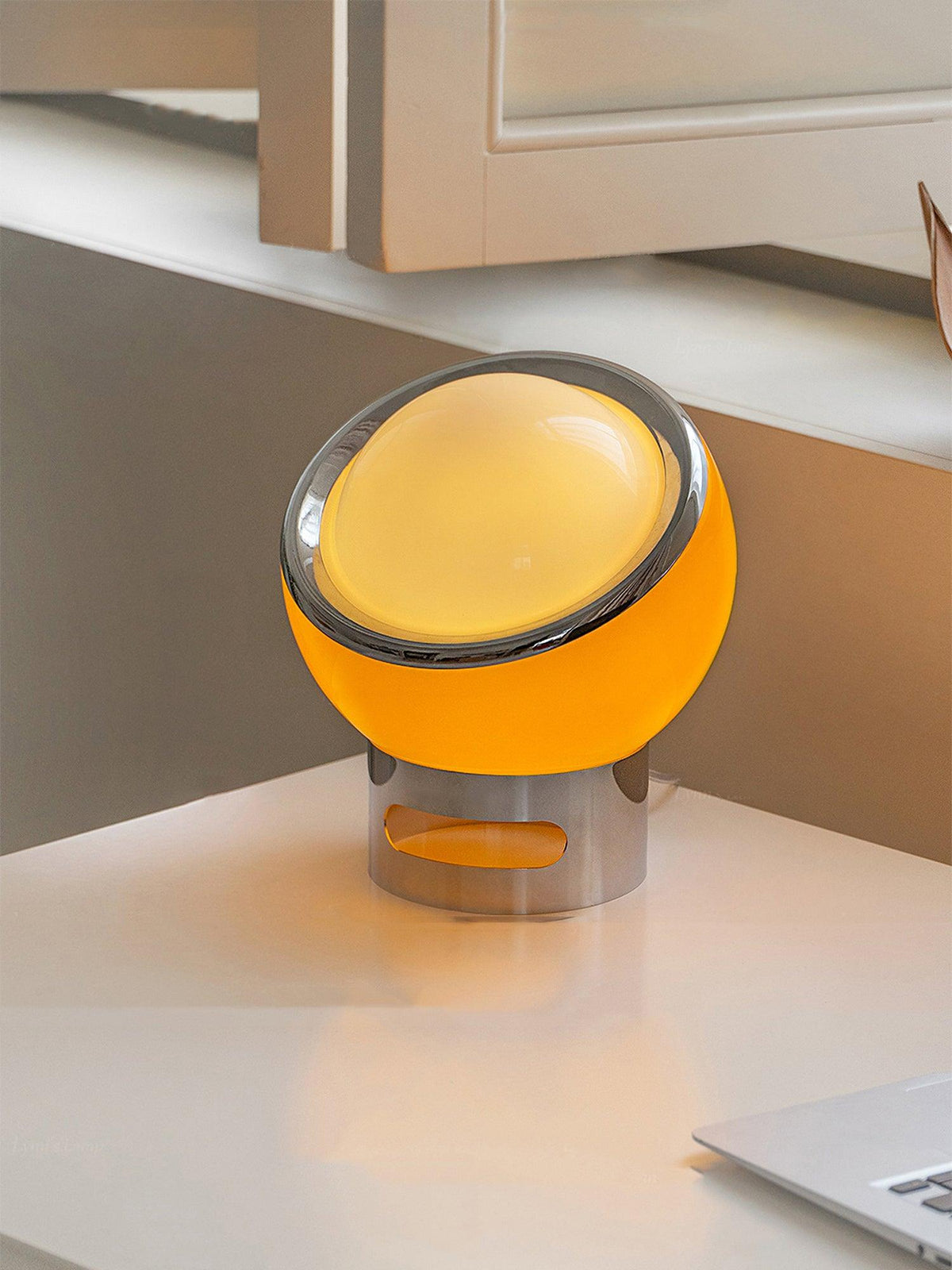 Halonce lámpara de mesa futurista de acero