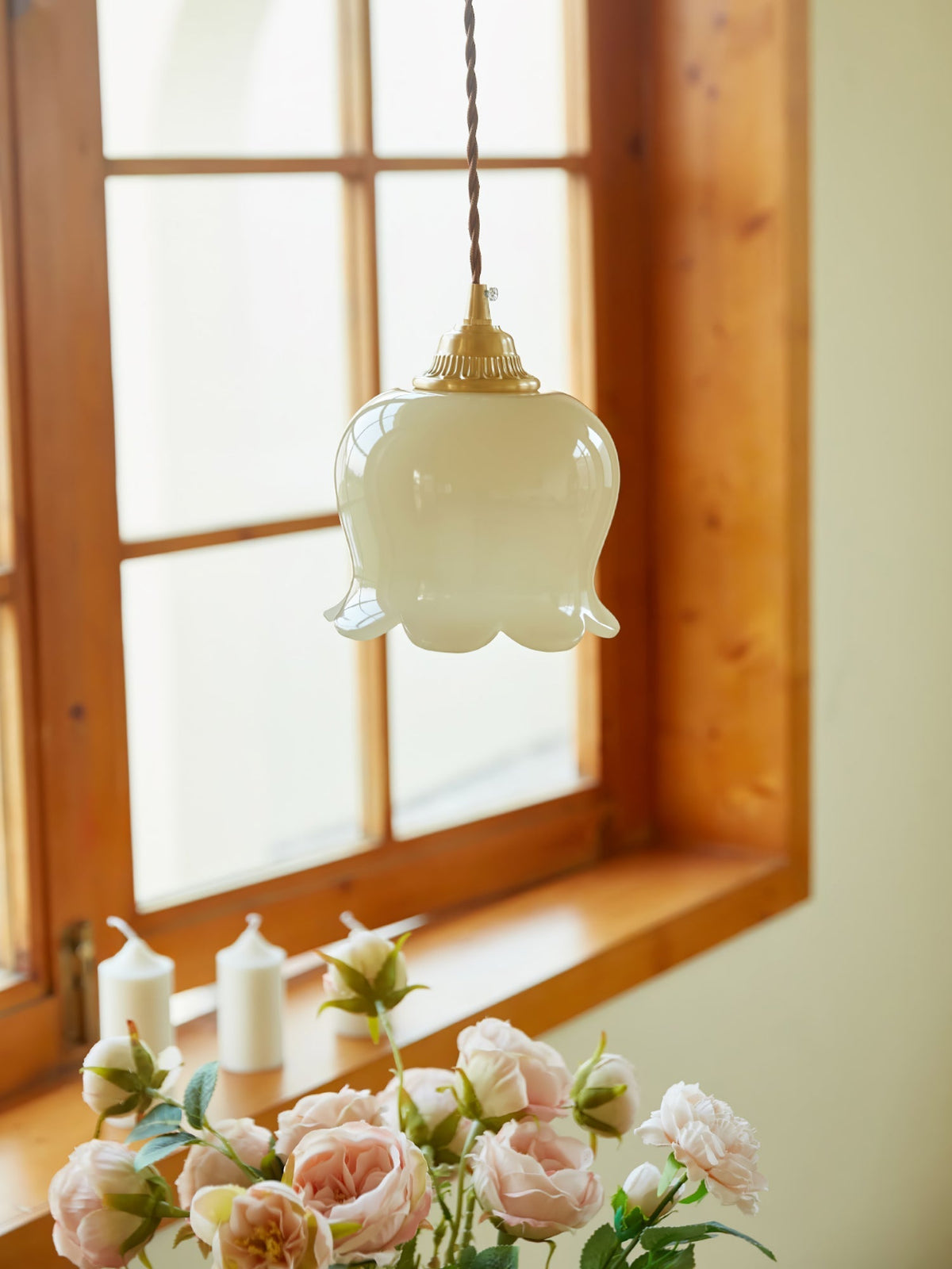 Veloza lámpara colgante de latón y resina Glam