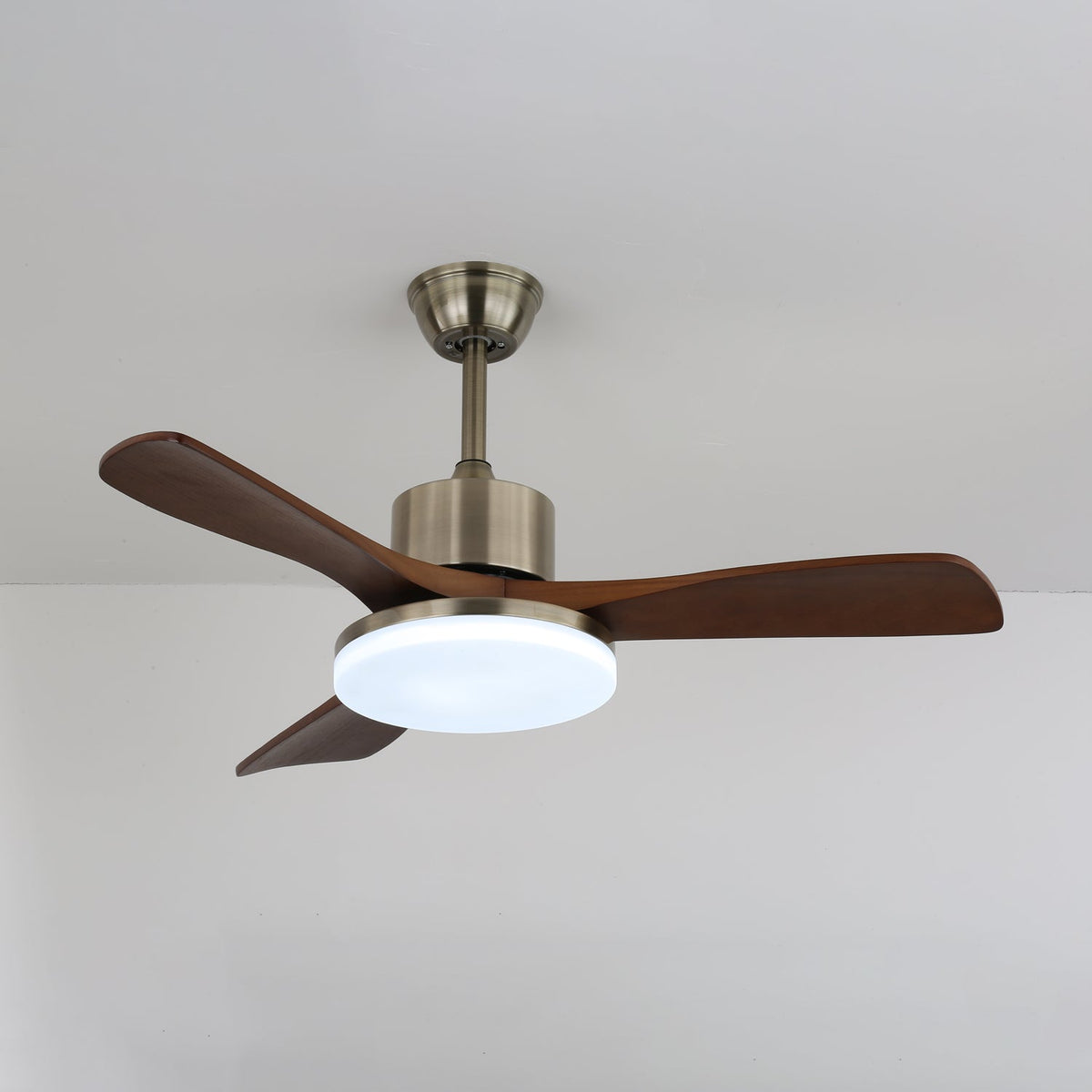 Selora ventilador de techo con luz de latón con hojas de madera