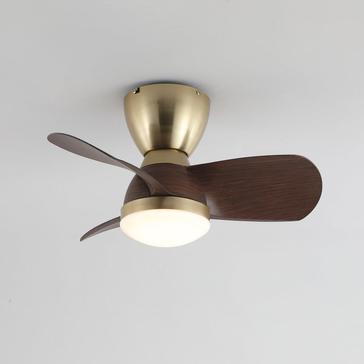 Aldiian ventilador de techo con luz minimalista de latón y madera de nogal