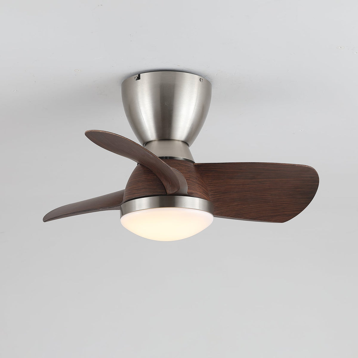Aldiian ventilador de techo con luz minimalista de latón y madera de nogal