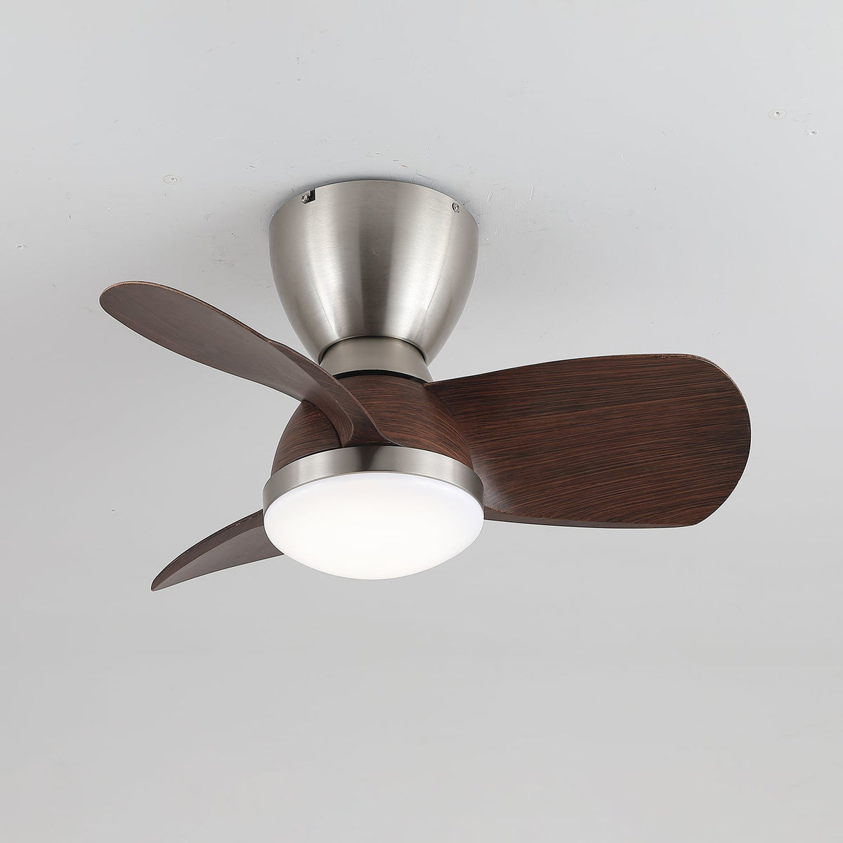 Aldiian ventilador de techo con luz minimalista de latón y madera de nogal