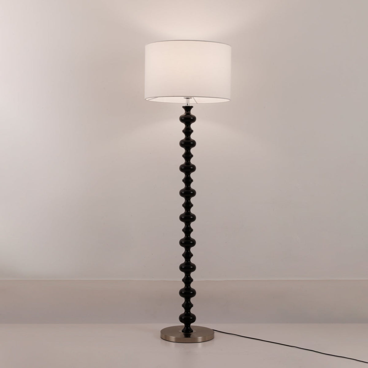 Eloisen lámpara de pie de madera y tela minimalista