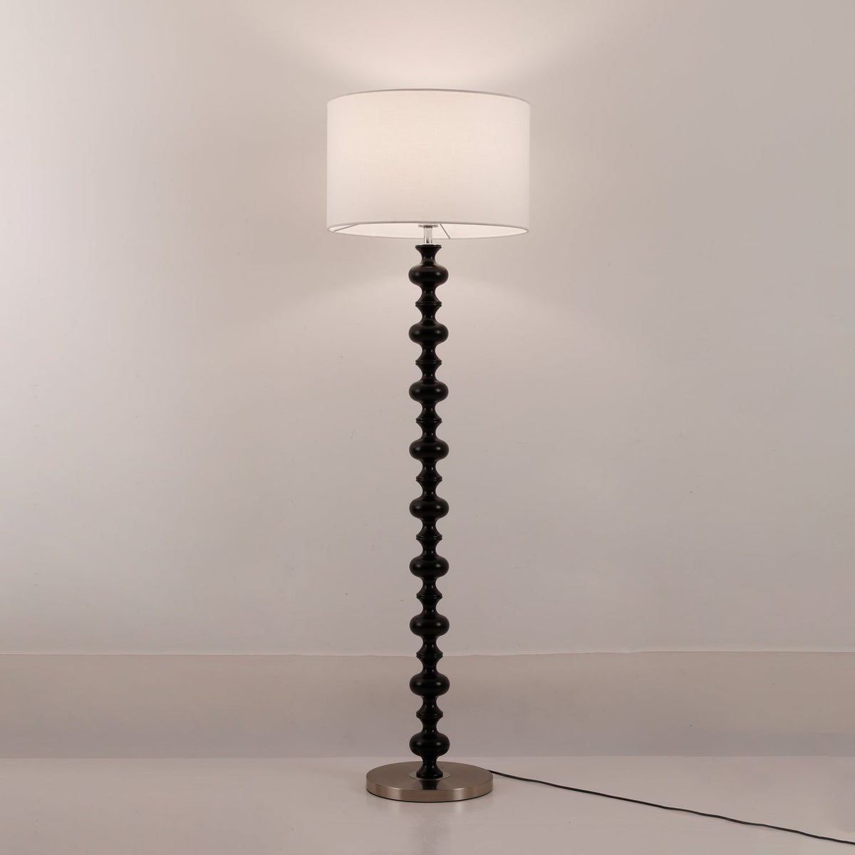 Eloisen lámpara de pie de madera y tela minimalista
