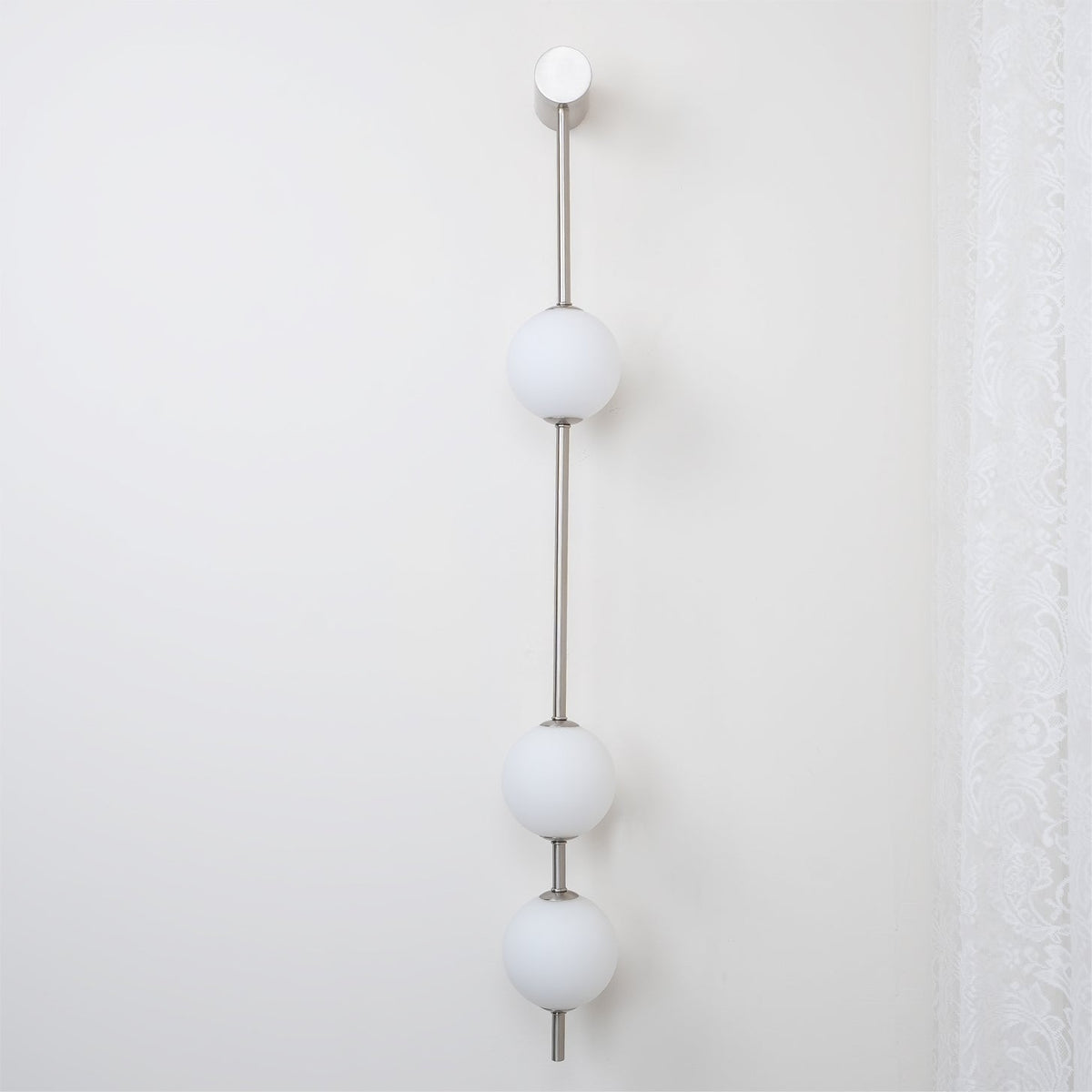 Soloiella aplique de pared Vertical Balls latón