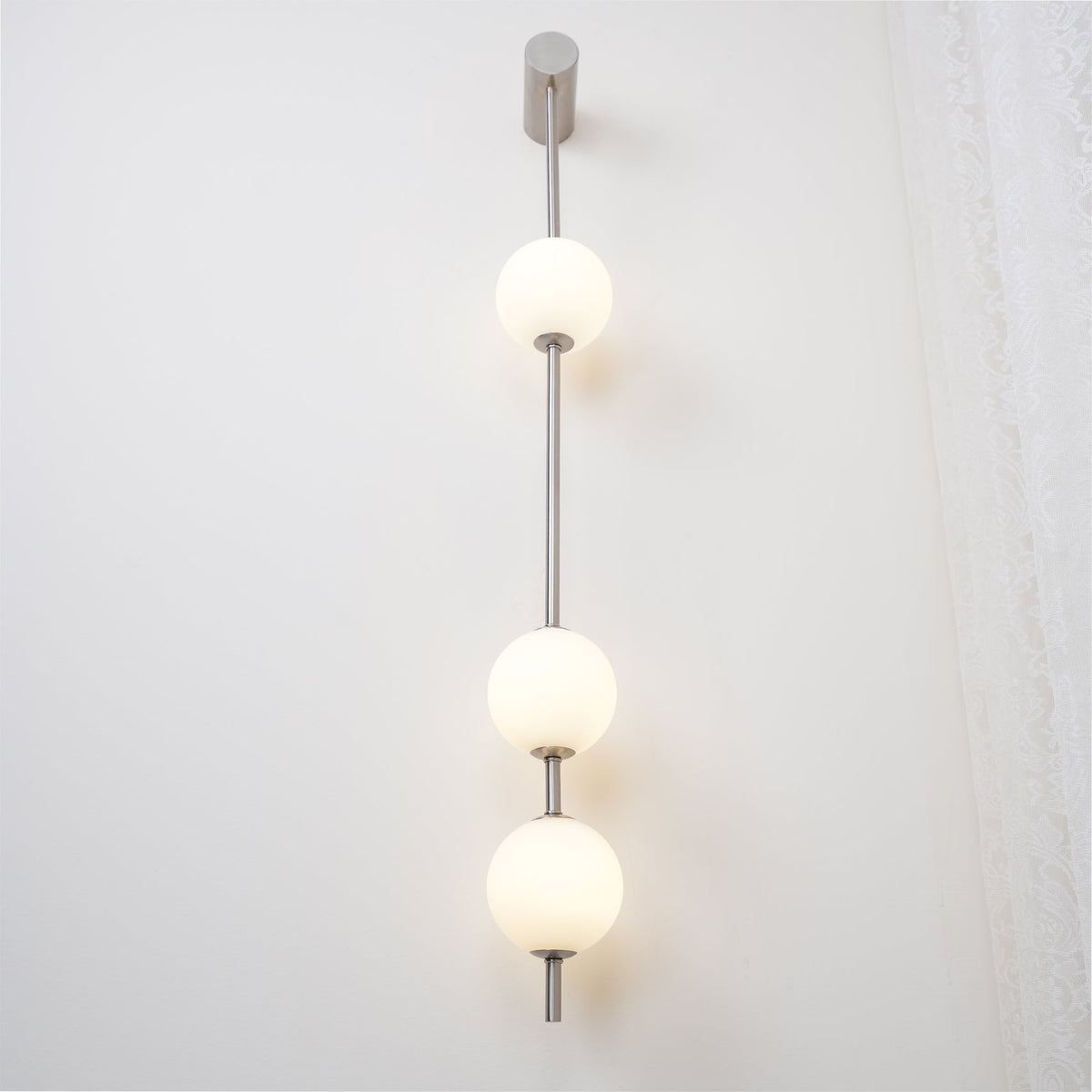 Soloiella aplique de pared Vertical Balls latón