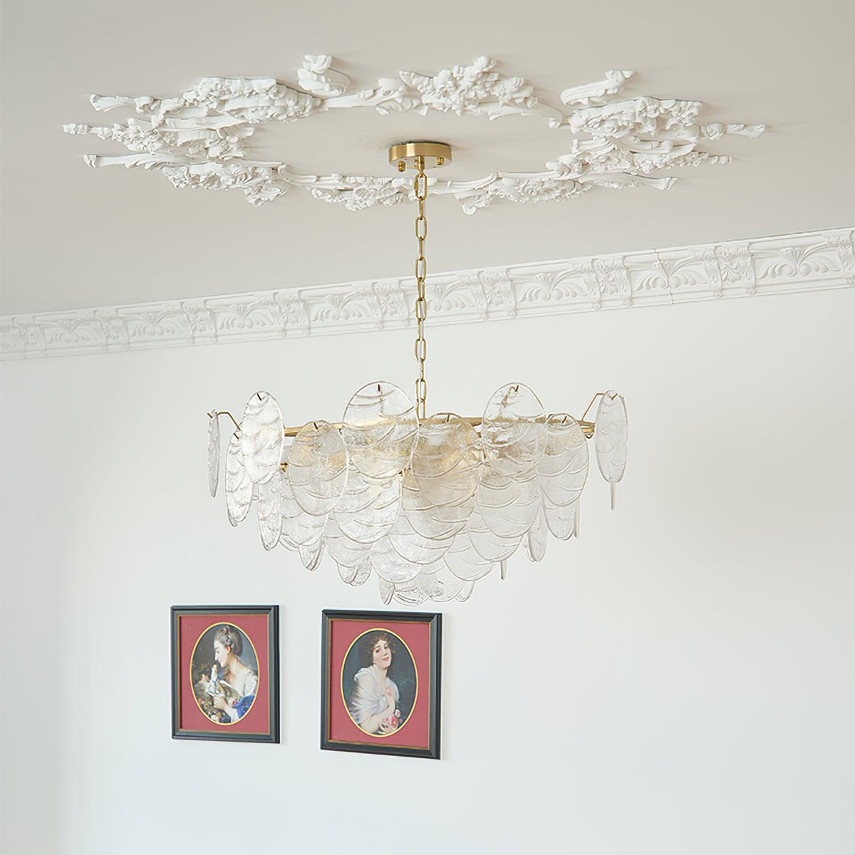 Lámpara de araña de vidrio y metal con acabado dorado estilo victoriano