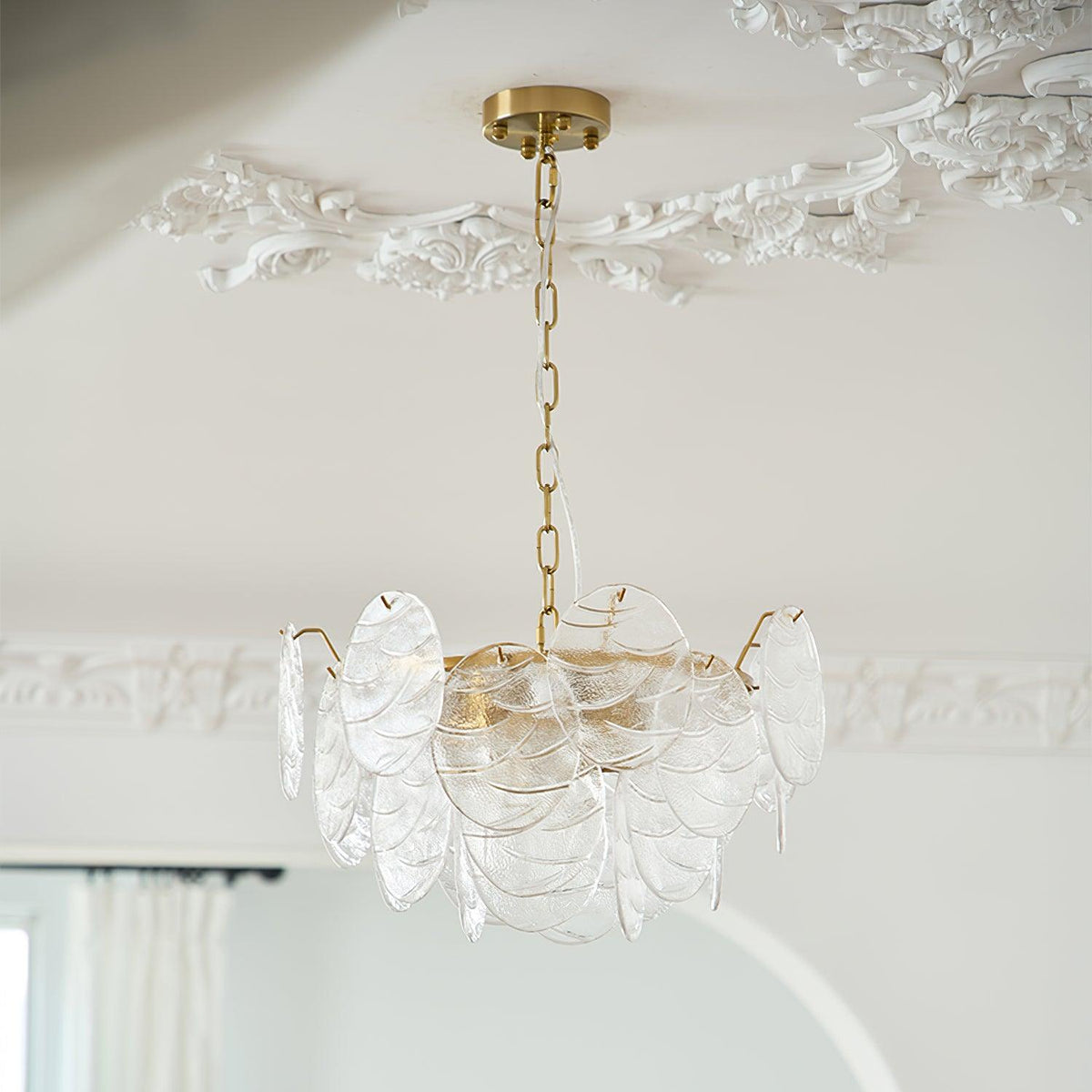 Lámpara de araña de vidrio y metal con acabado dorado estilo victoriano