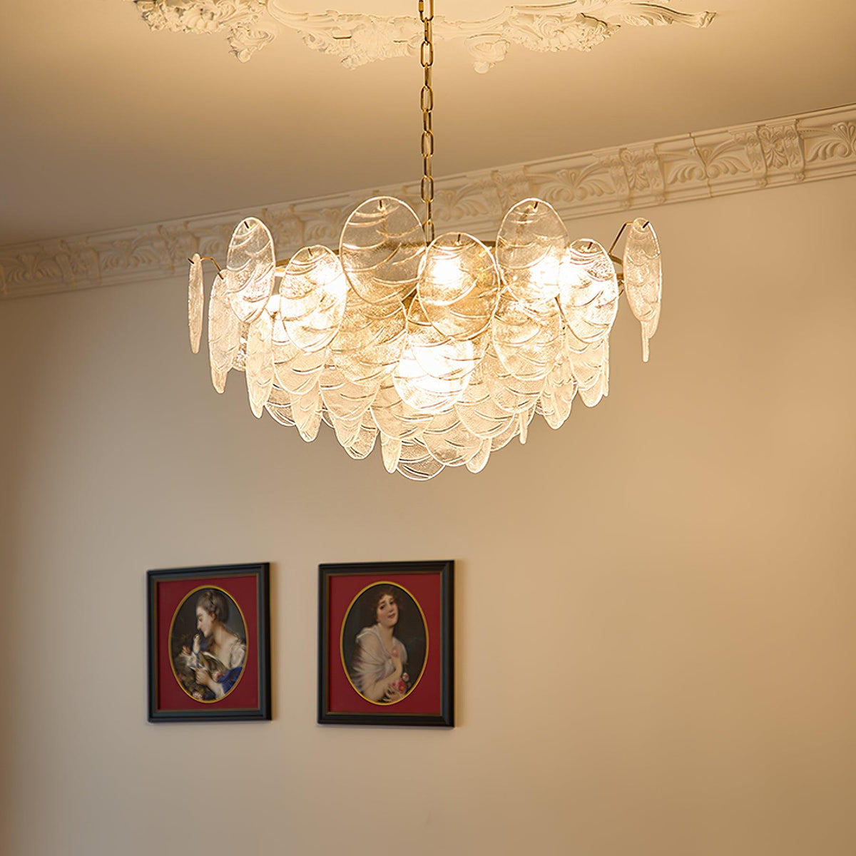 Lámpara de araña de vidrio y metal con acabado dorado estilo victoriano