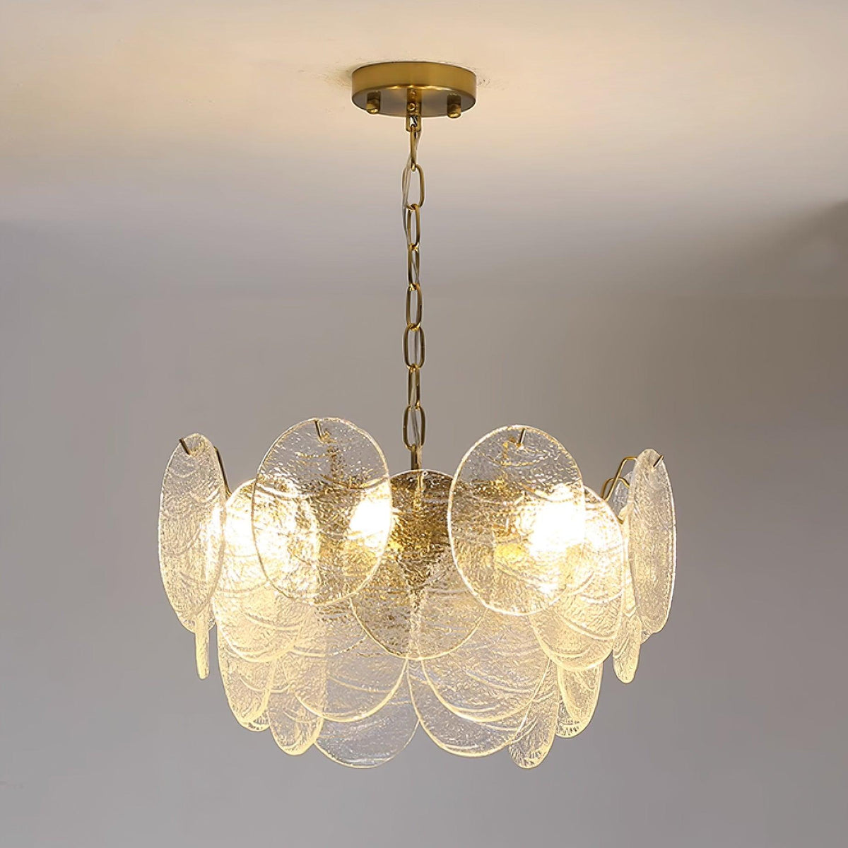 Lámpara de araña de vidrio y metal con acabado dorado estilo victoriano