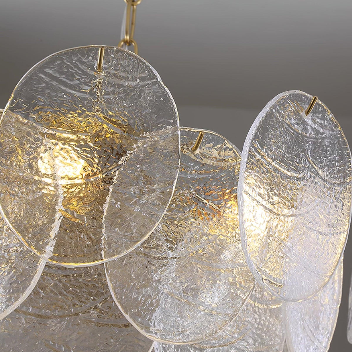 Lámpara de araña de vidrio y metal con acabado dorado estilo victoriano