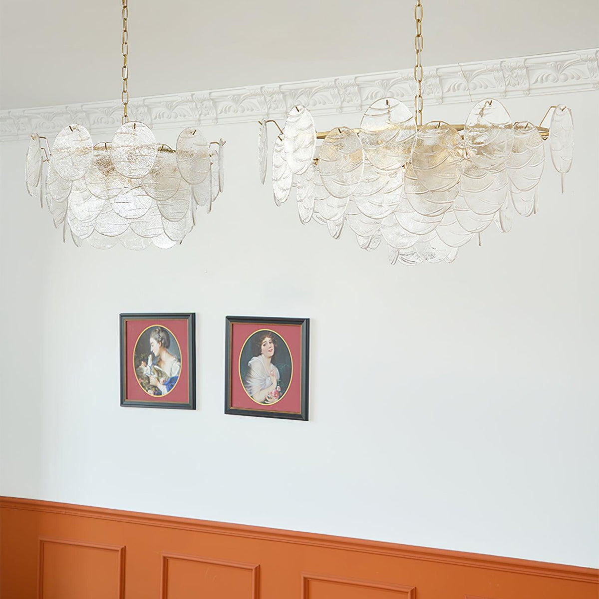 Lámpara de araña de vidrio y metal con acabado dorado estilo victoriano