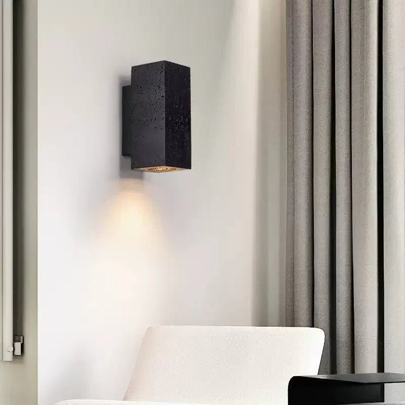 Ewan aplique de pared cuboide negro travertino