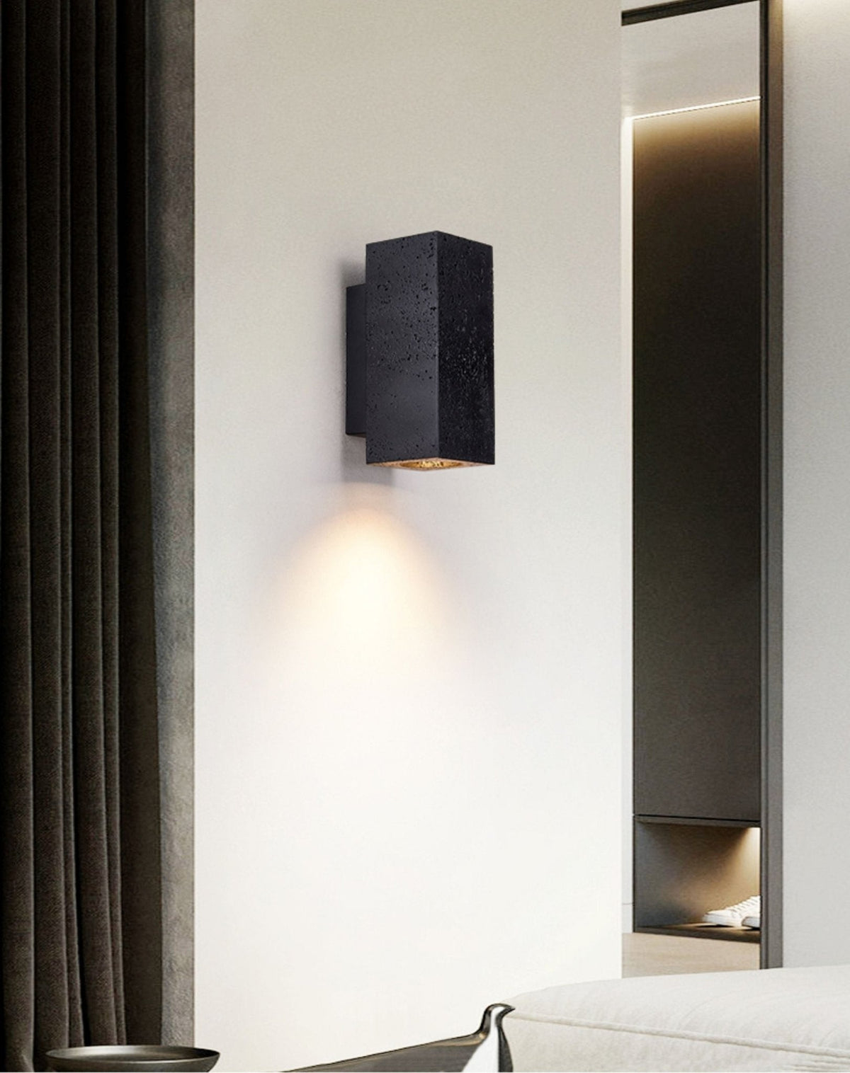 Ewan aplique de pared cuboide negro travertino