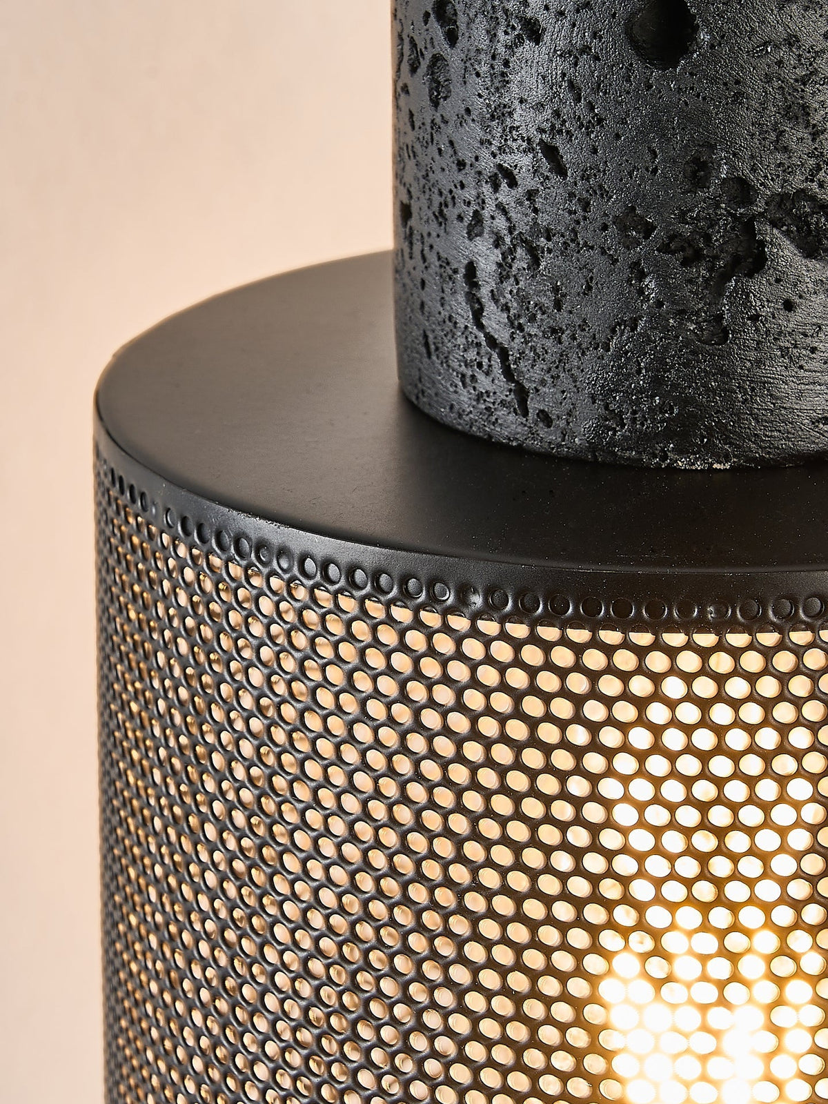 Mona lámpara colgante de metal negro con acabado en travertino
