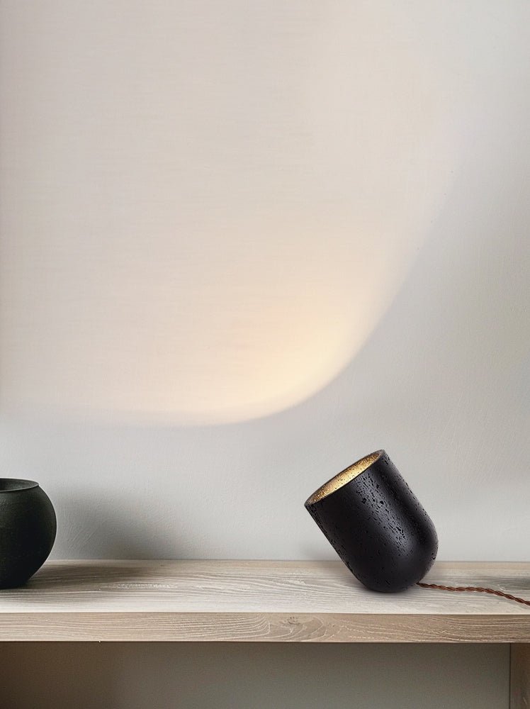 Lumi lámpara de mesa minimalista negra de travertino