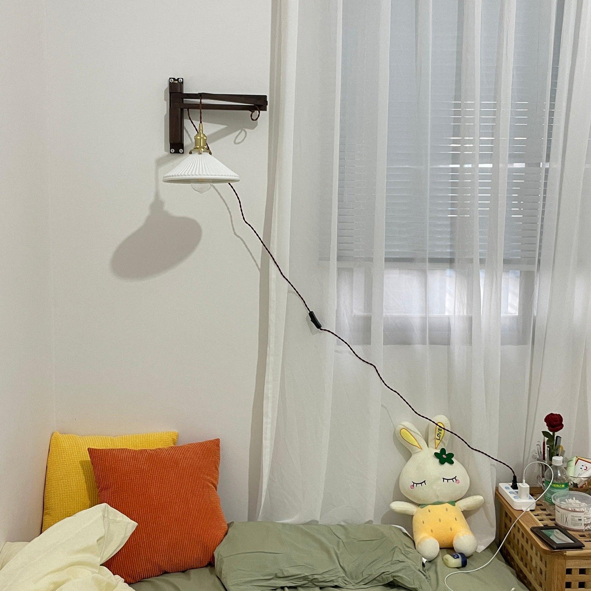 Sathen aplique de pared nórdico telescópico de nogal y cerámica