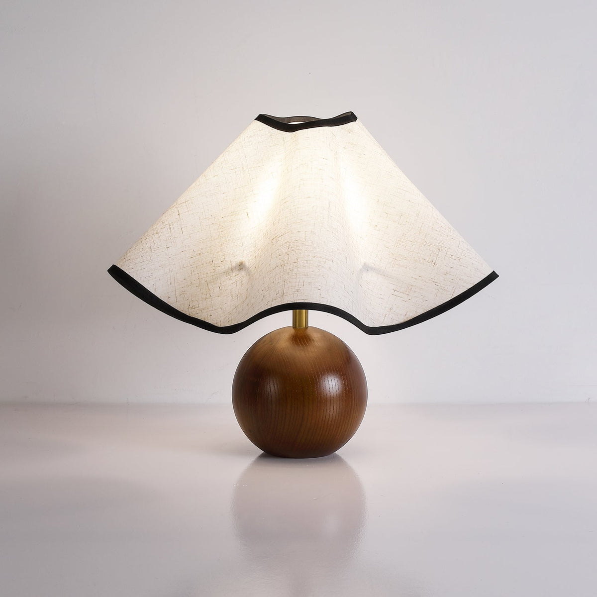 Kalion lámpara de mesa de madera y tejido