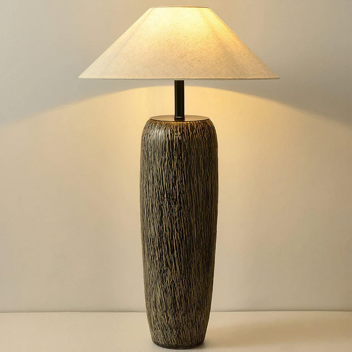 Hael lámpara de pie con grano de madera envejecida