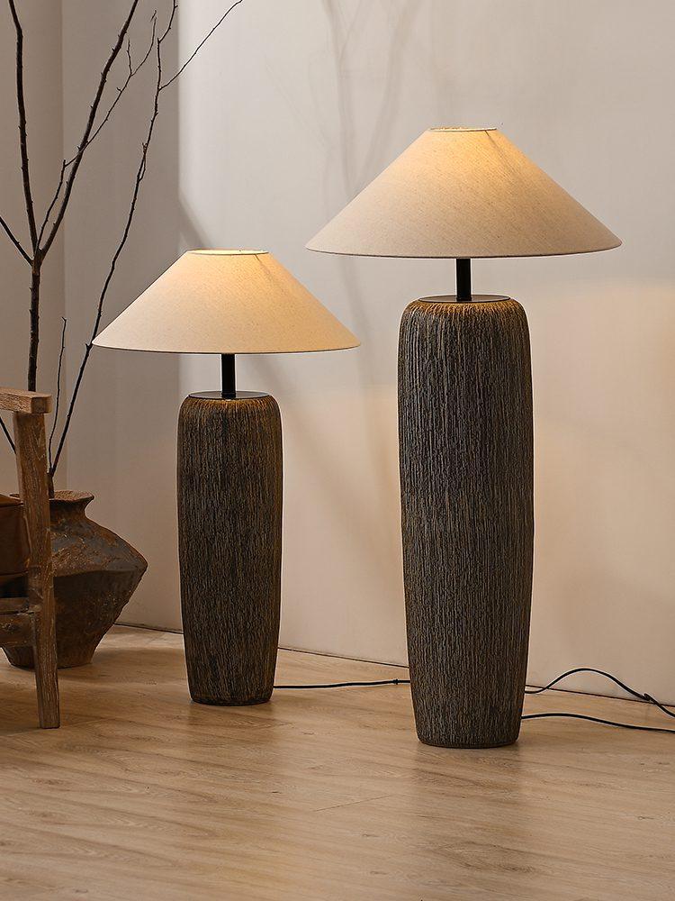 Hael lámpara de pie con grano de madera envejecida
