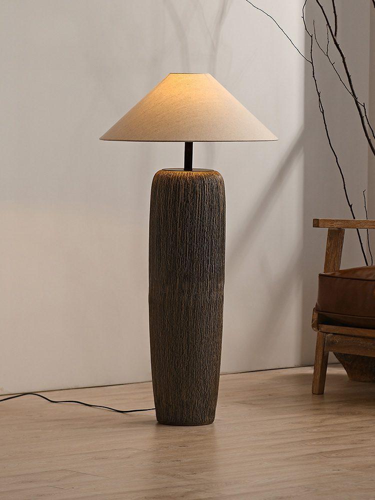 Hael lámpara de pie con grano de madera envejecida
