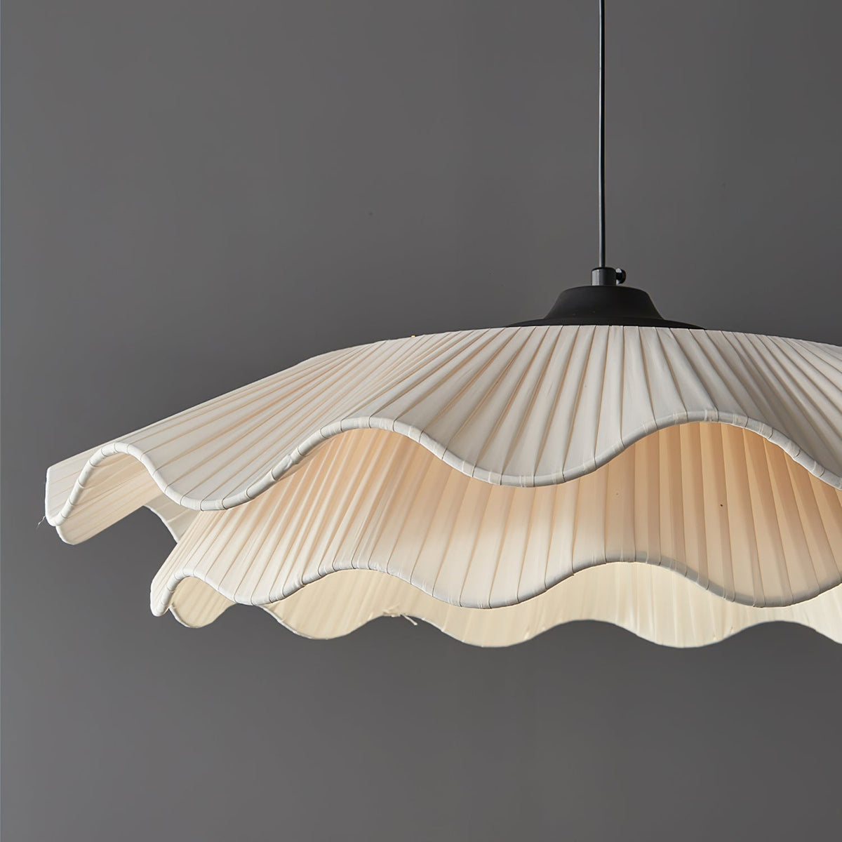 Calavie lámpara colgante con pantalla plisada ondulada en blanco suave