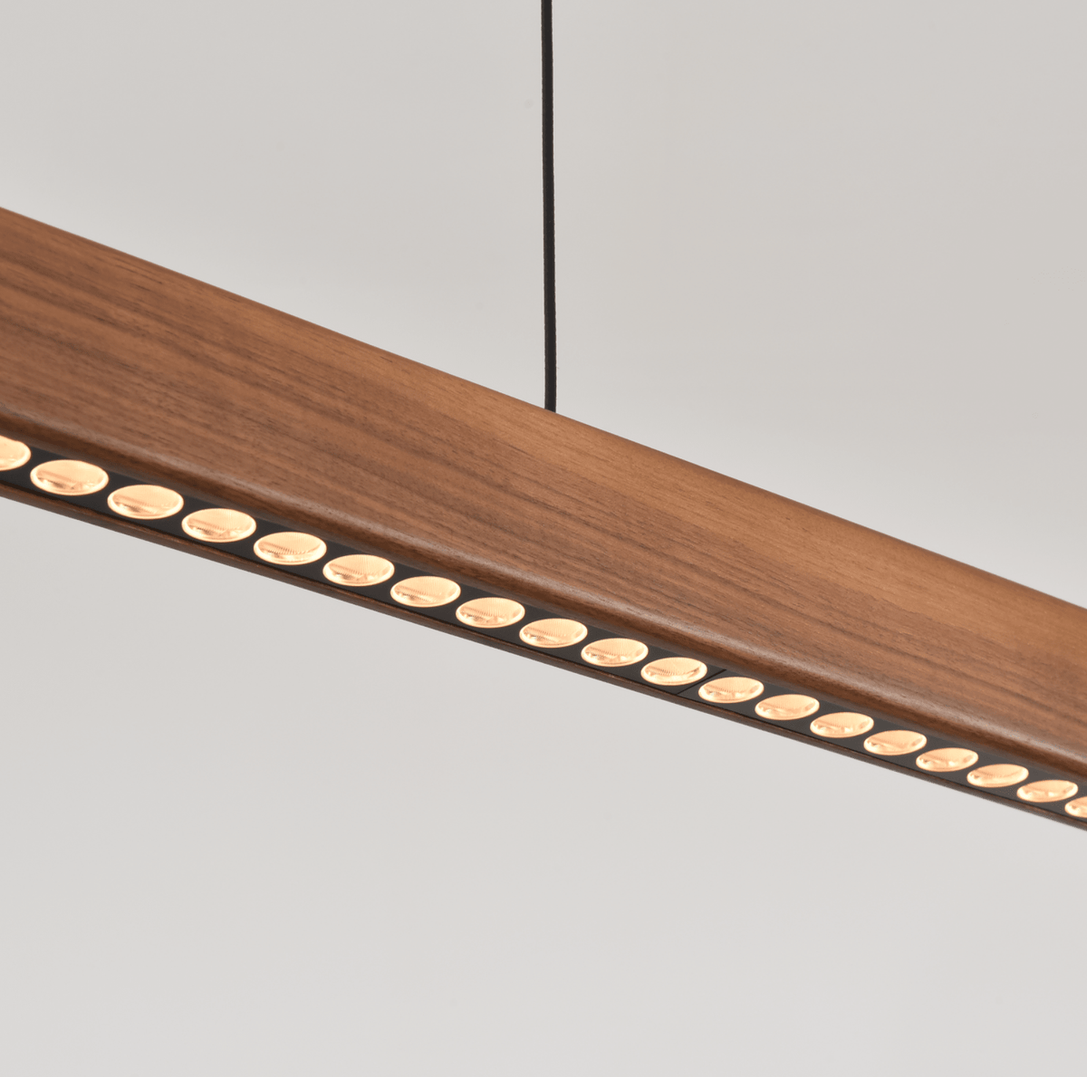 Lámpara colgante lineal de madera