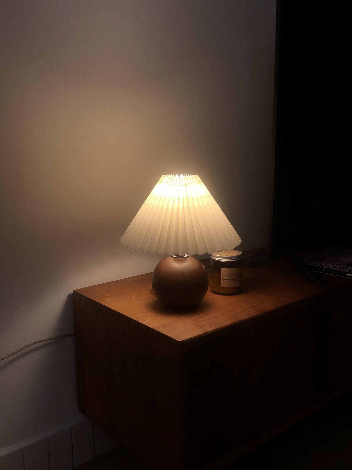 Zesilon lámpara de mesa de bola de madera