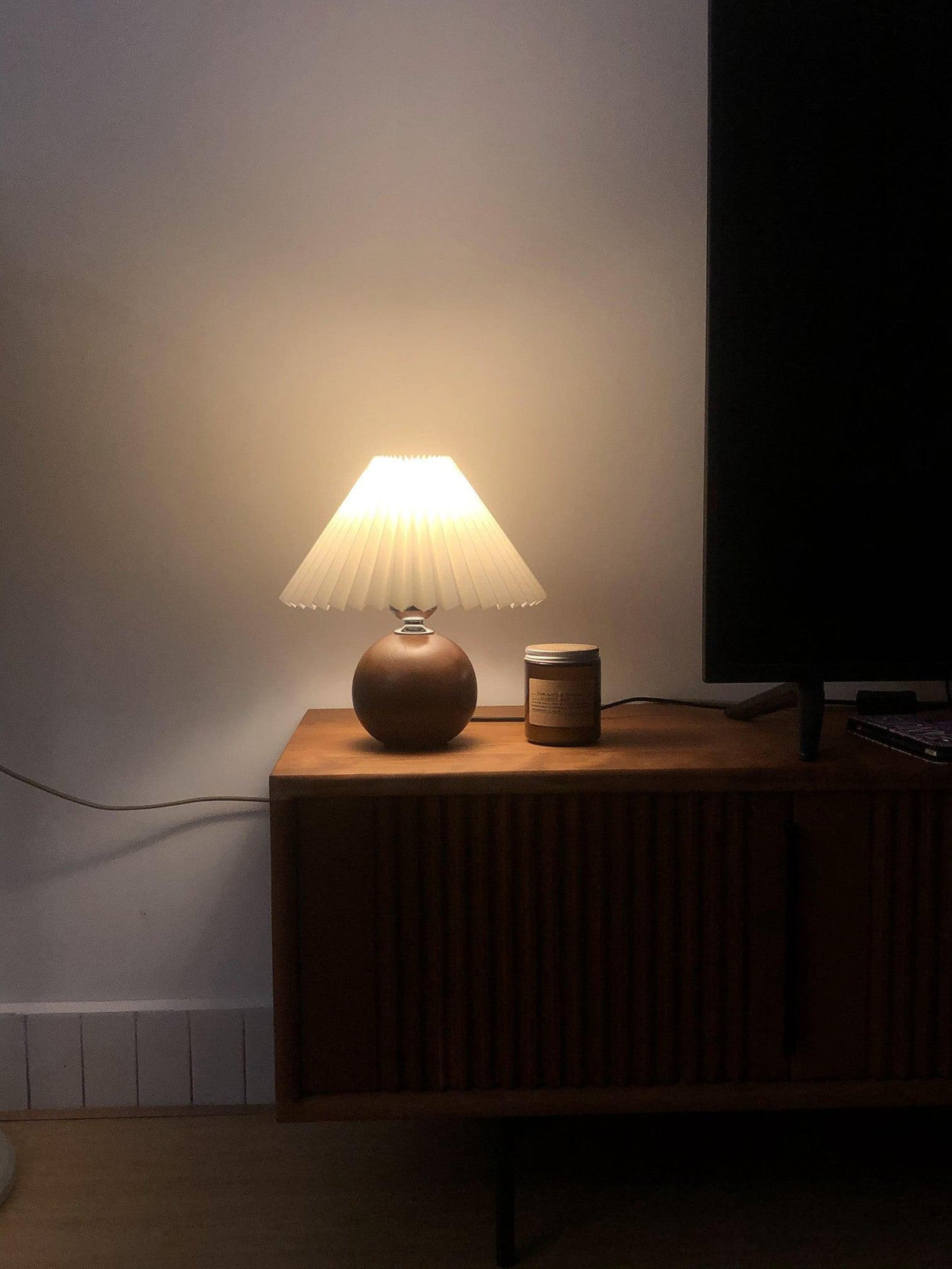 Zesilon lámpara de mesa de bola de madera