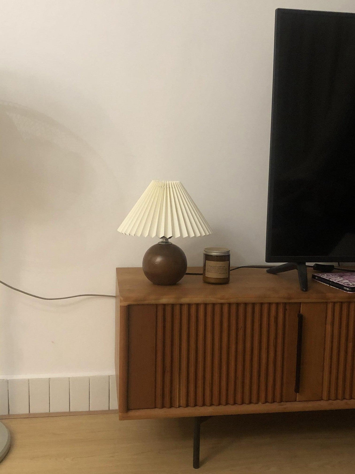 Zesilon lámpara de mesa de bola de madera