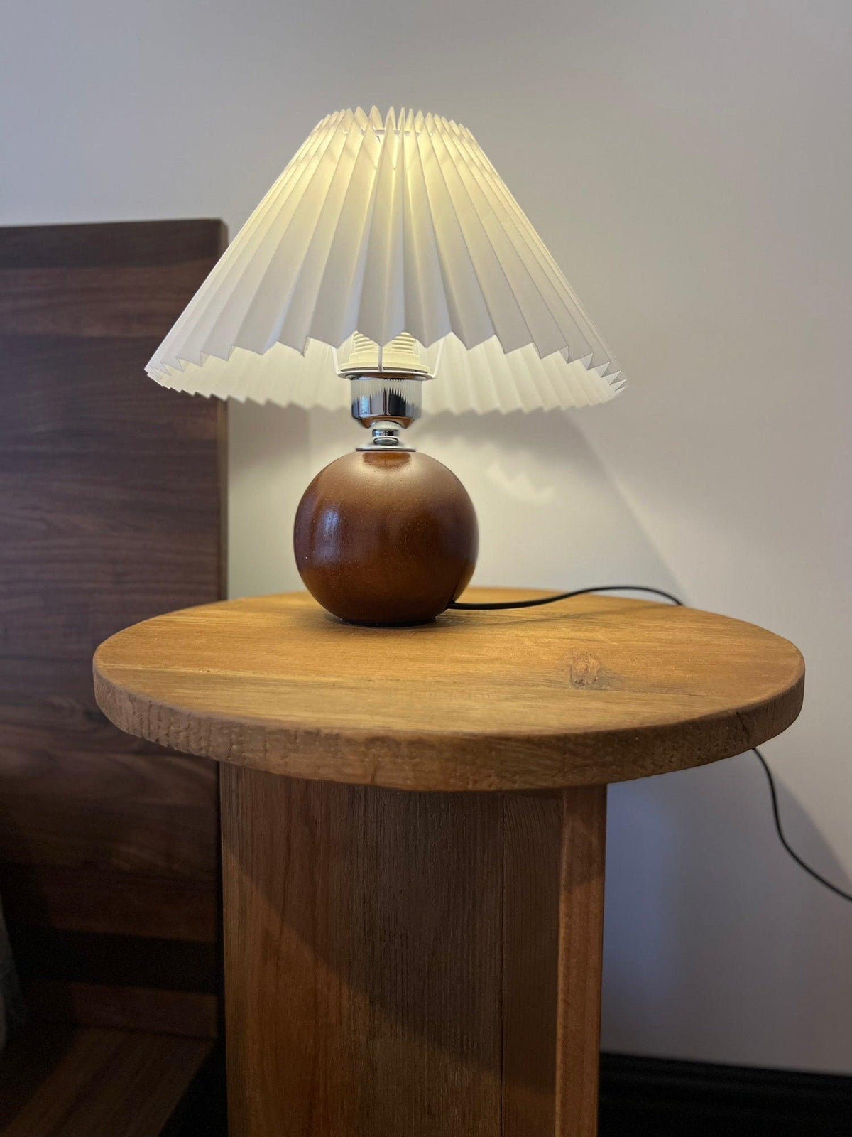 Zesilon lámpara de mesa de bola de madera
