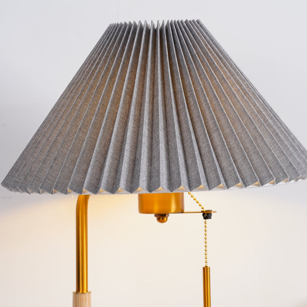 Sylivette Brim lámpara de mesa de madera con pliegues