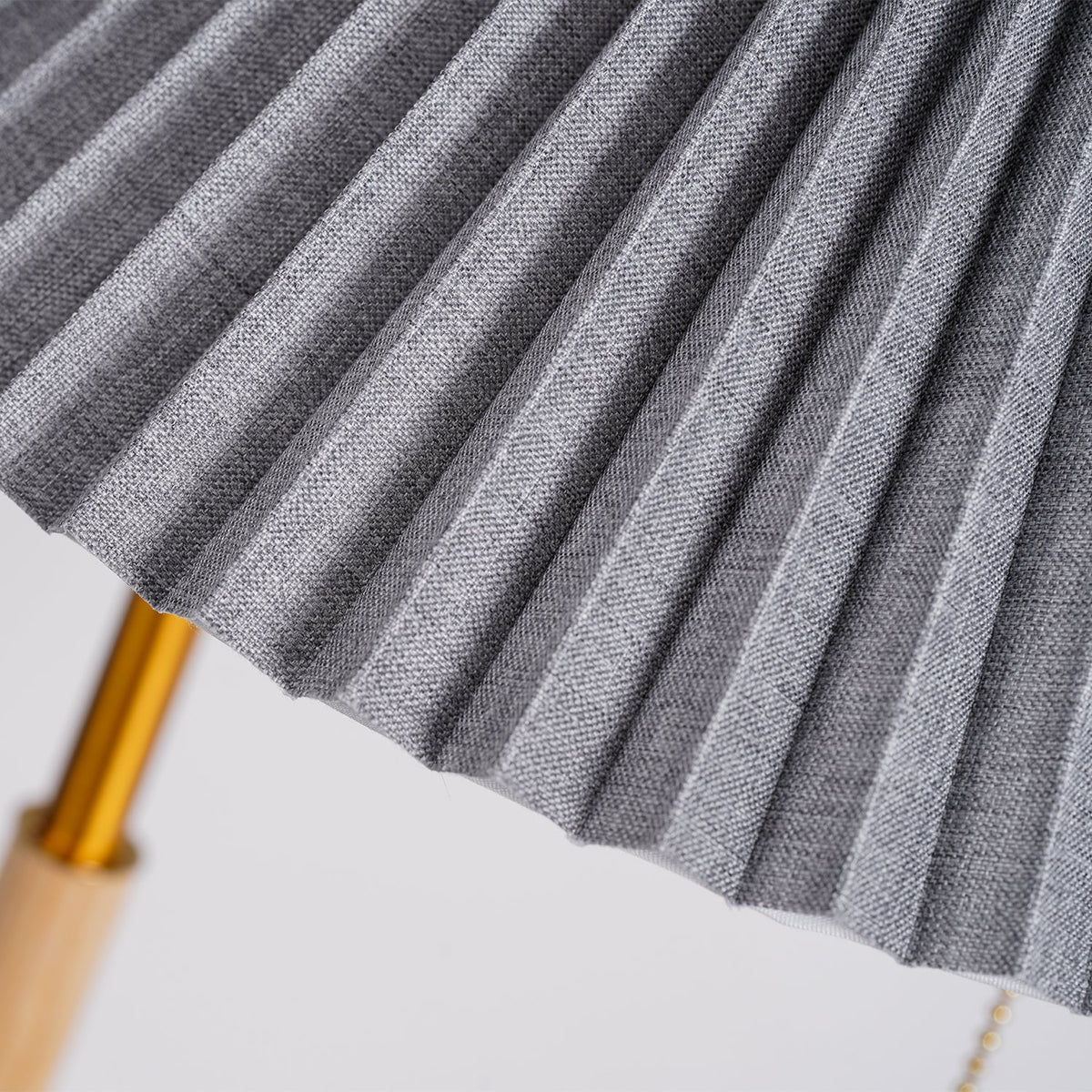 Sylivette Brim lámpara de mesa de madera con pliegues