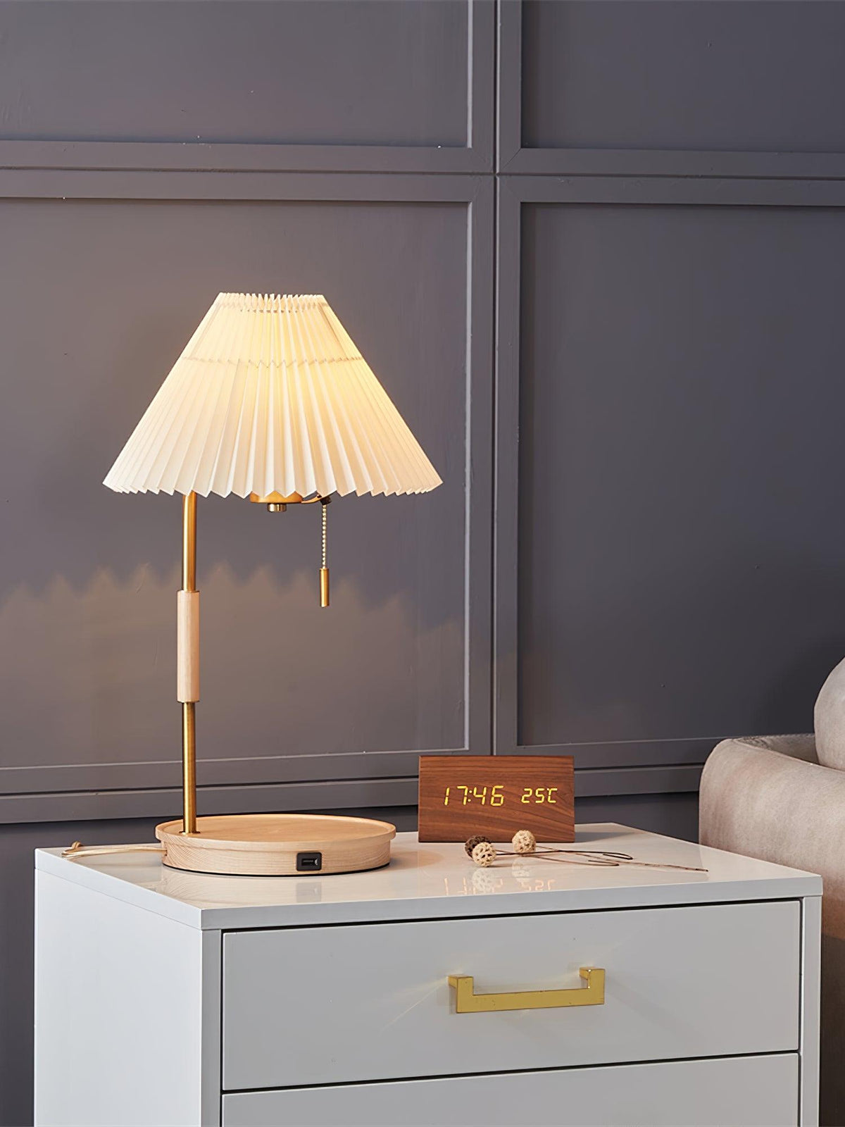Sylivette Brim lámpara de mesa de madera con pliegues