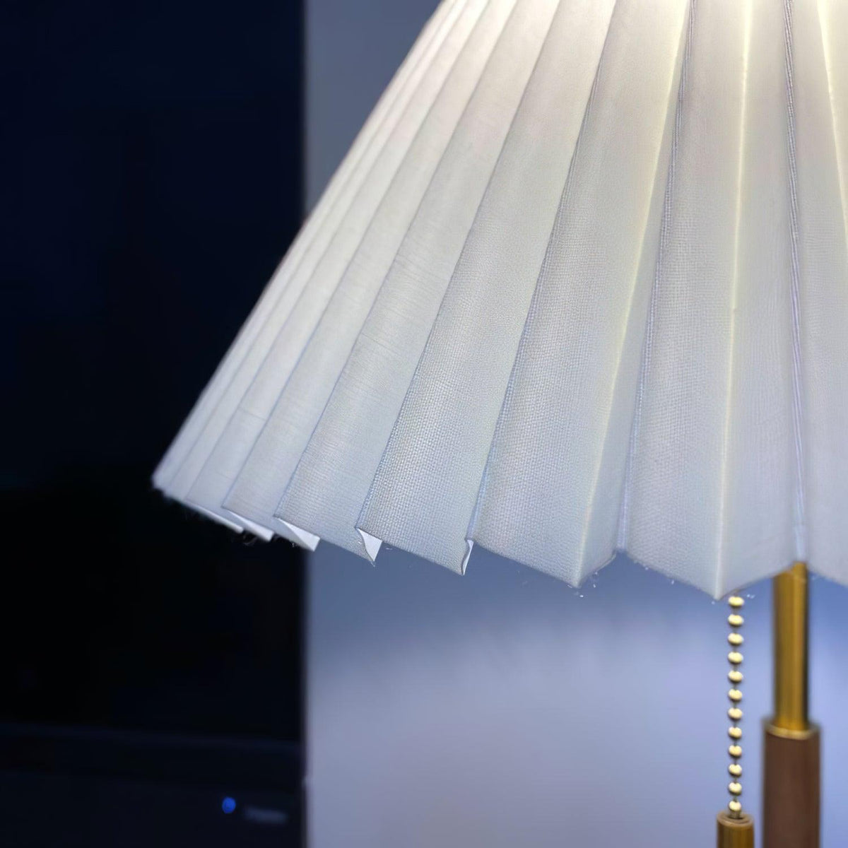Sylivette Brim lámpara de mesa de madera con pliegues