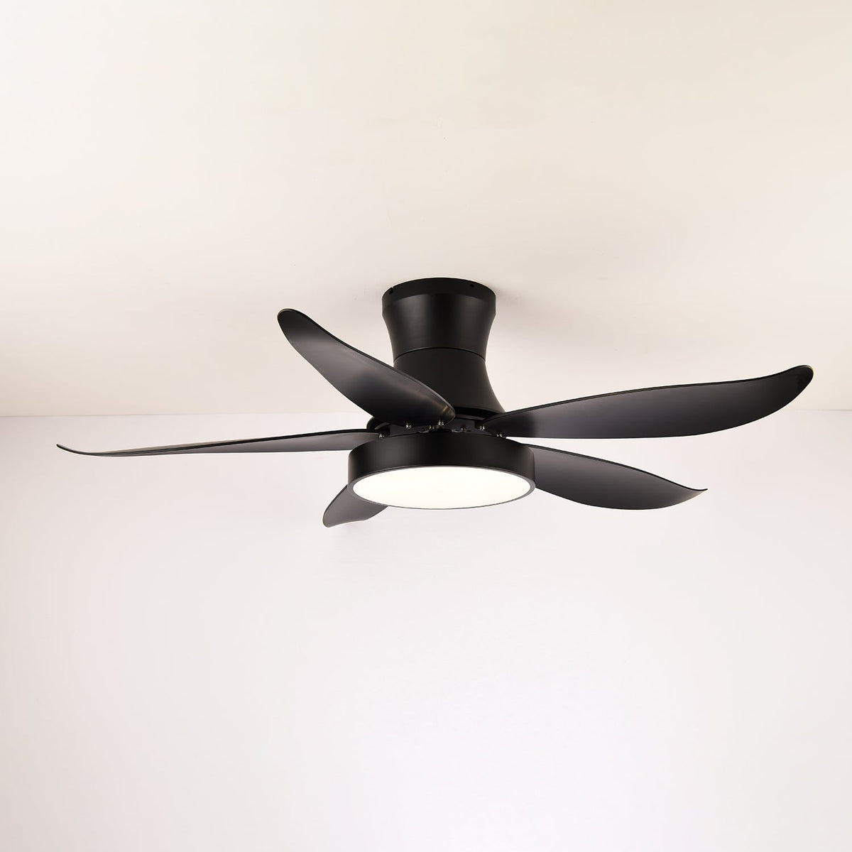 Jada ventilador de techo con luz moderno negro