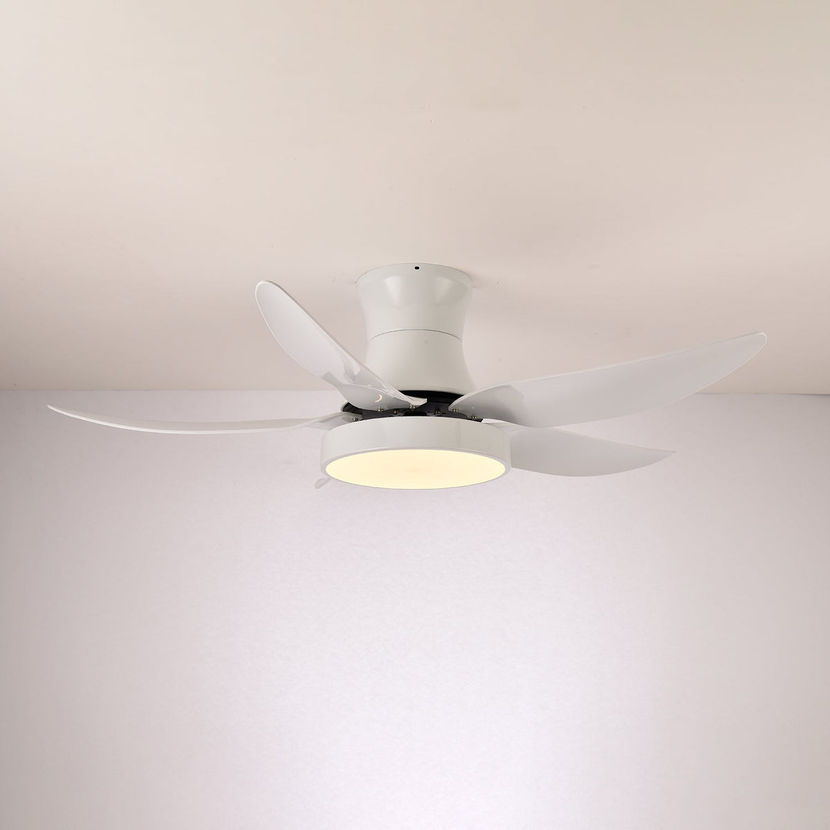Jada ventilador de techo con luz moderno negro