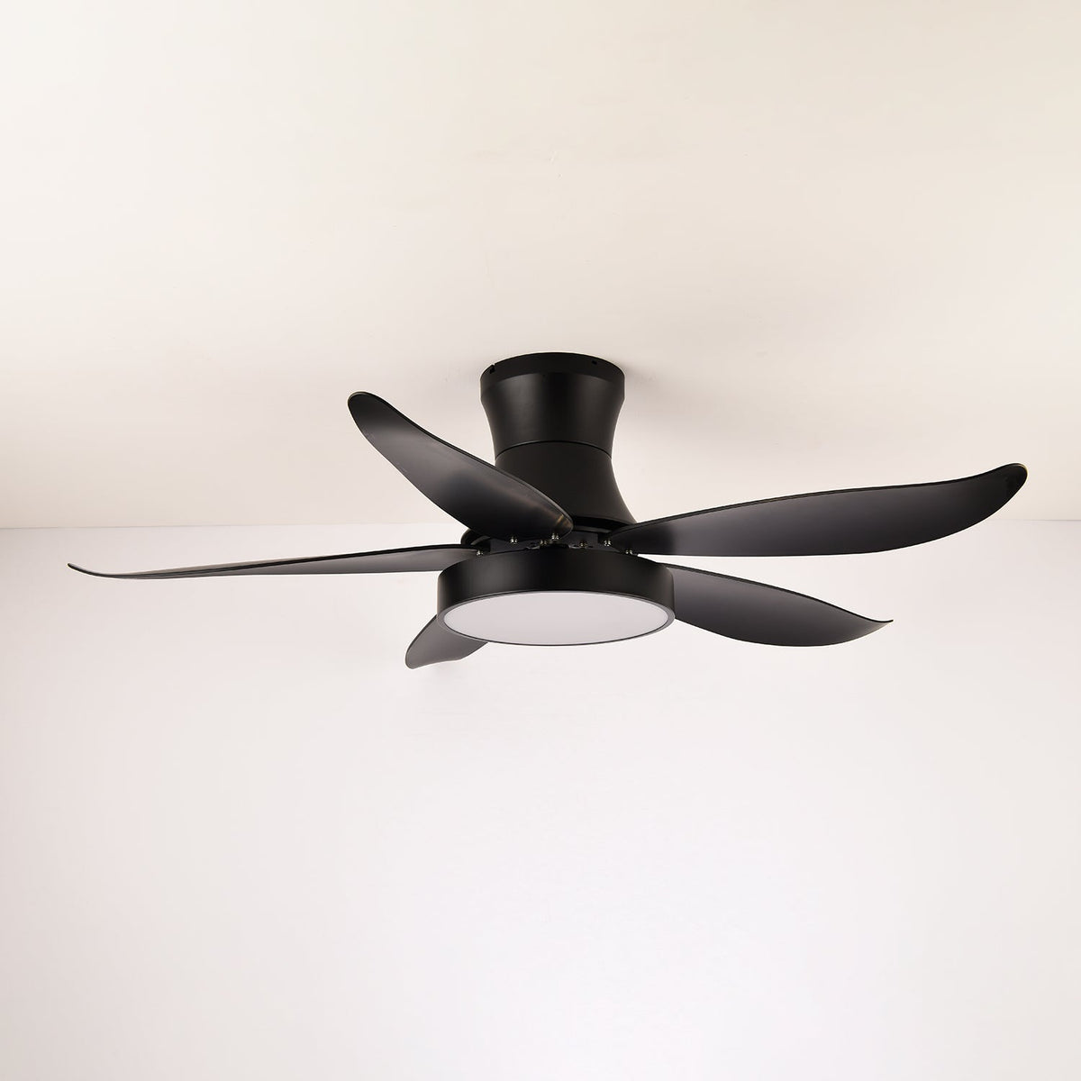 Jada ventilador de techo con luz moderno negro