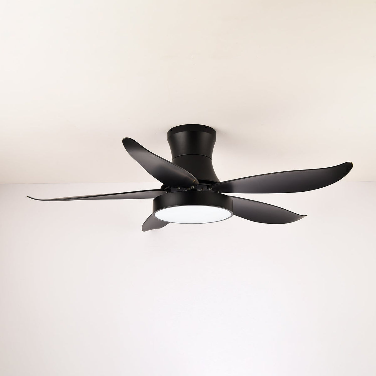 Jada ventilador de techo con luz moderno negro