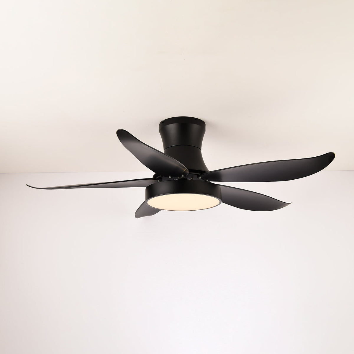 Jada ventilador de techo con luz moderno negro
