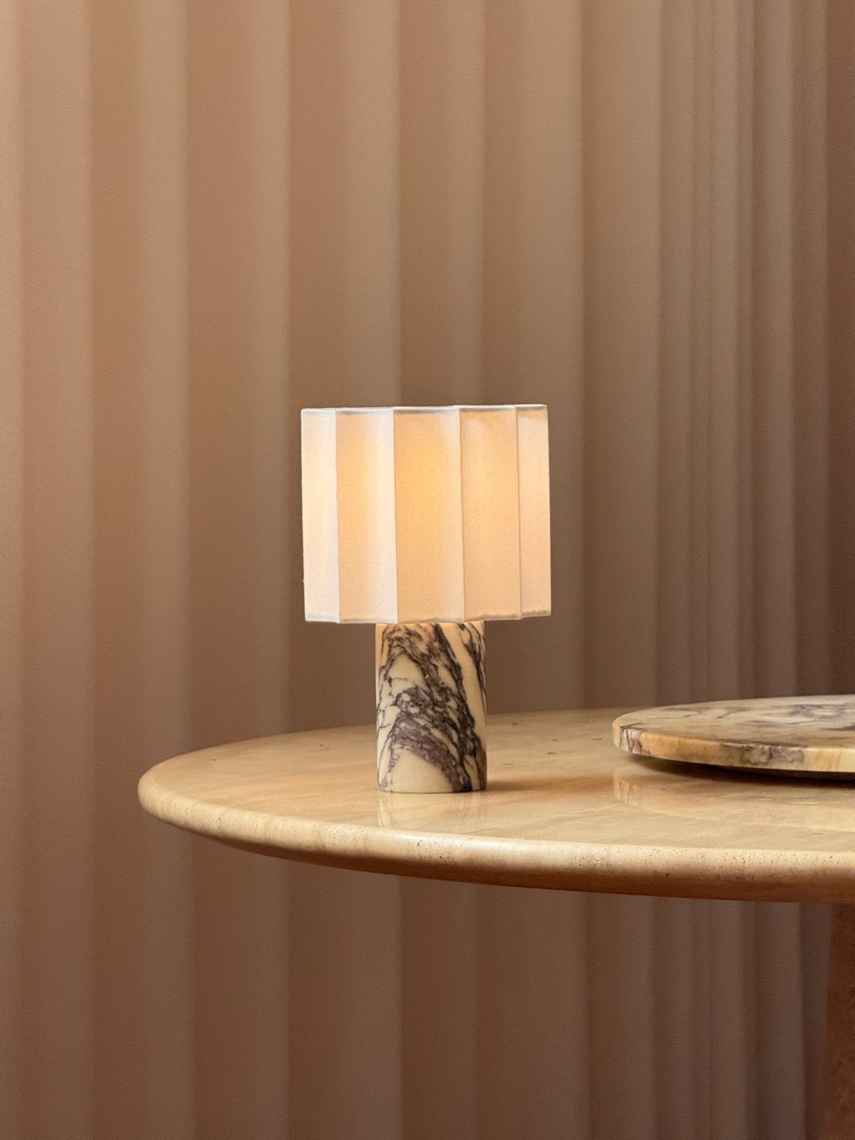 Serenity lámpara de mesa con pantalla de tejido plisado y base de mármol