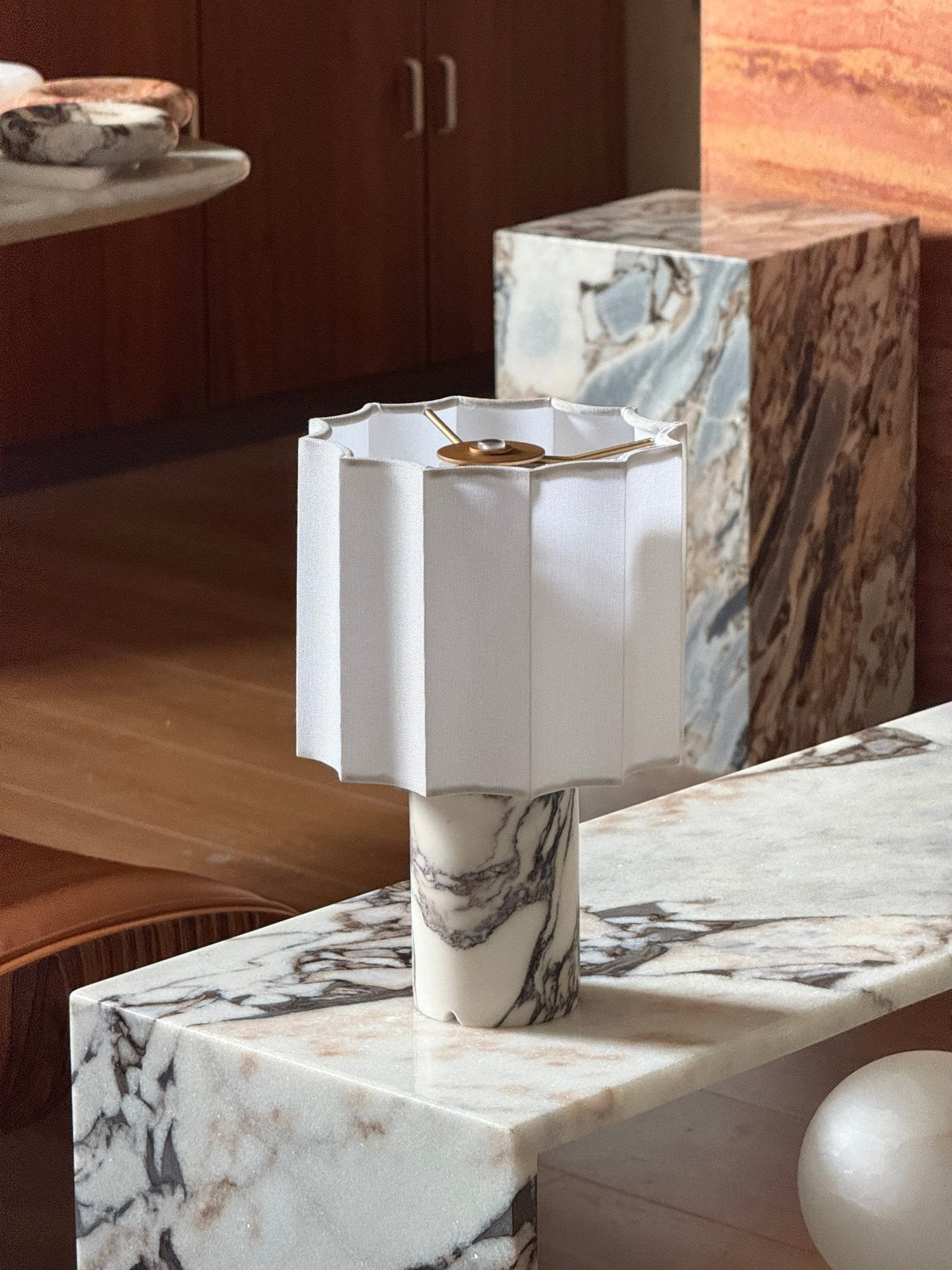 Serenity lámpara de mesa con pantalla de tejido plisado y base de mármol