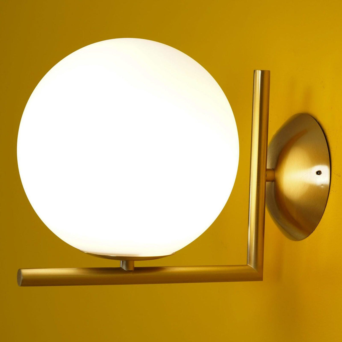 Joanna aplique de pared moderno minimalista en vidrio soplado opalino