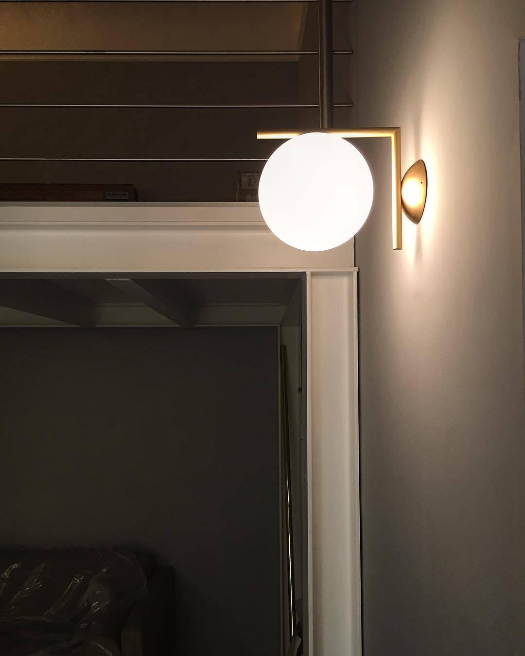Joanna aplique de pared moderno minimalista en vidrio soplado opalino