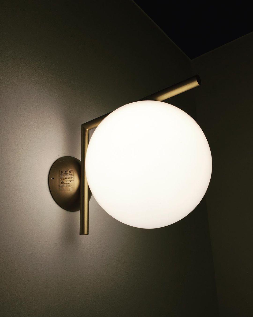 Joanna aplique de pared moderno minimalista en vidrio soplado opalino