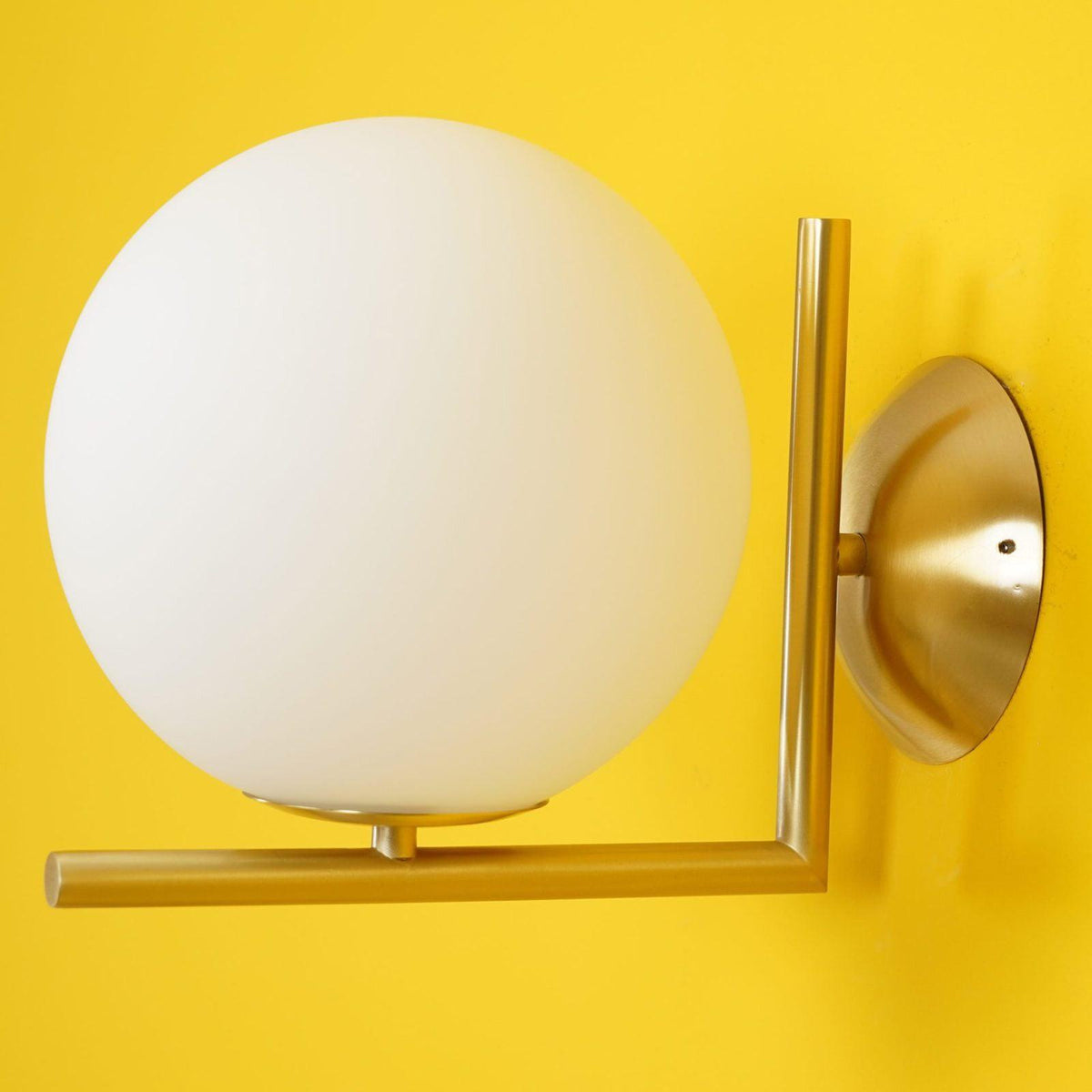 Joanna aplique de pared moderno minimalista en vidrio soplado opalino