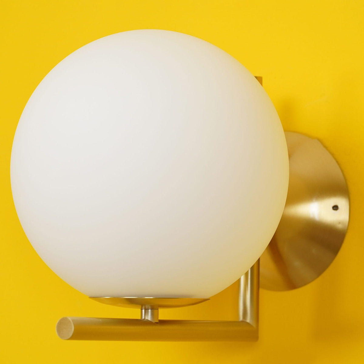 Joanna aplique de pared moderno minimalista en vidrio soplado opalino